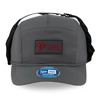 Casquette ajustable à oreilles de chien New Era Anthracite Atlanta Falcons 2025 Sideline Runner pour homme