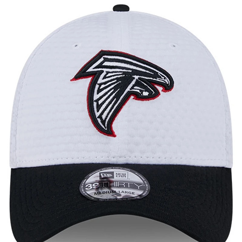 Casquette flexible 39THIRTY New Era pour hommes des Atlanta Falcons 2024 NFL Training Camp, blanc/noir