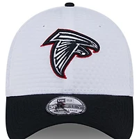 Casquette flexible 39THIRTY New Era pour hommes des Atlanta Falcons 2024 NFL Training Camp, blanc/noir