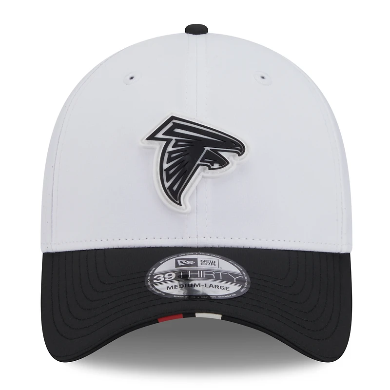 Casquette New Era 39THIRTY Flex blanche/noire pour homme, camp d'entraînement NFL 2025 des Falcons d'Atlanta