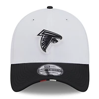 Casquette New Era 39THIRTY Flex blanche/noire pour homme, camp d'entraînement NFL 2025 des Falcons d'Atlanta