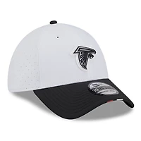 Casquette New Era 39THIRTY Flex blanche/noire pour homme, camp d'entraînement NFL 2025 des Falcons d'Atlanta