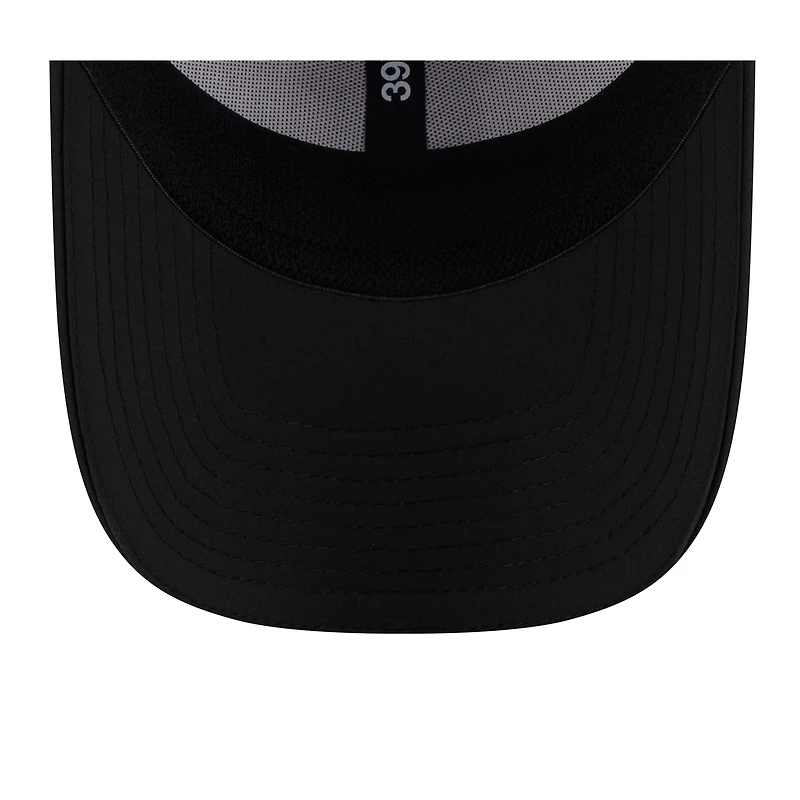 Casquette New Era 39THIRTY Flex blanche/noire pour homme, camp d'entraînement NFL 2025 des Falcons d'Atlanta