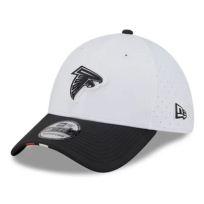 Casquette New Era 39THIRTY Flex blanche/noire pour homme, camp d'entraînement NFL 2025 des Falcons d'Atlanta
