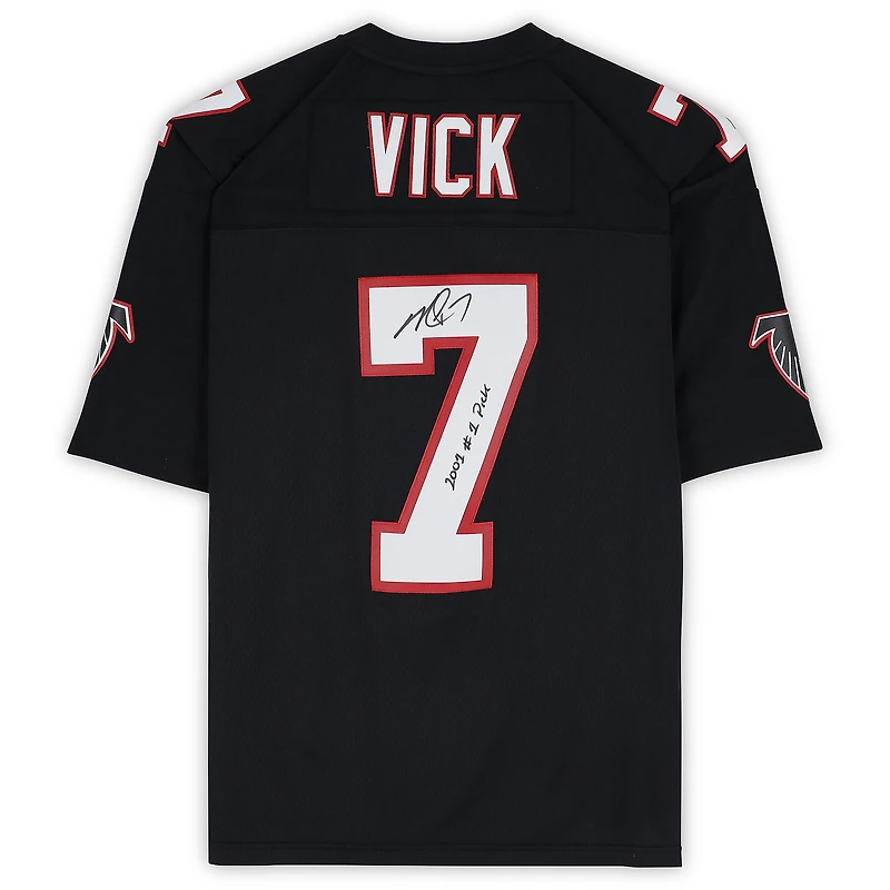 Maillot noir Mitchell & Ness Legacy 2002 autographié par Michael Vick (Atlanta Falcons) avec inscription « 1er choix de la draft 2001 ».