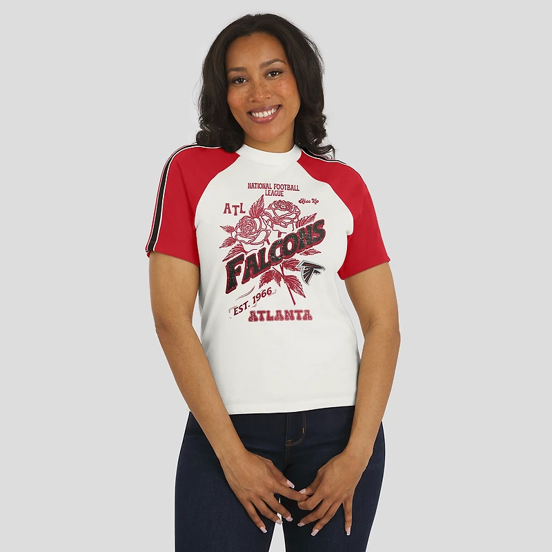 T-shirt raglan blanc à rayures et manches vieillies pour femme WEAR by Erin Andrews des Falcons d'Atlanta