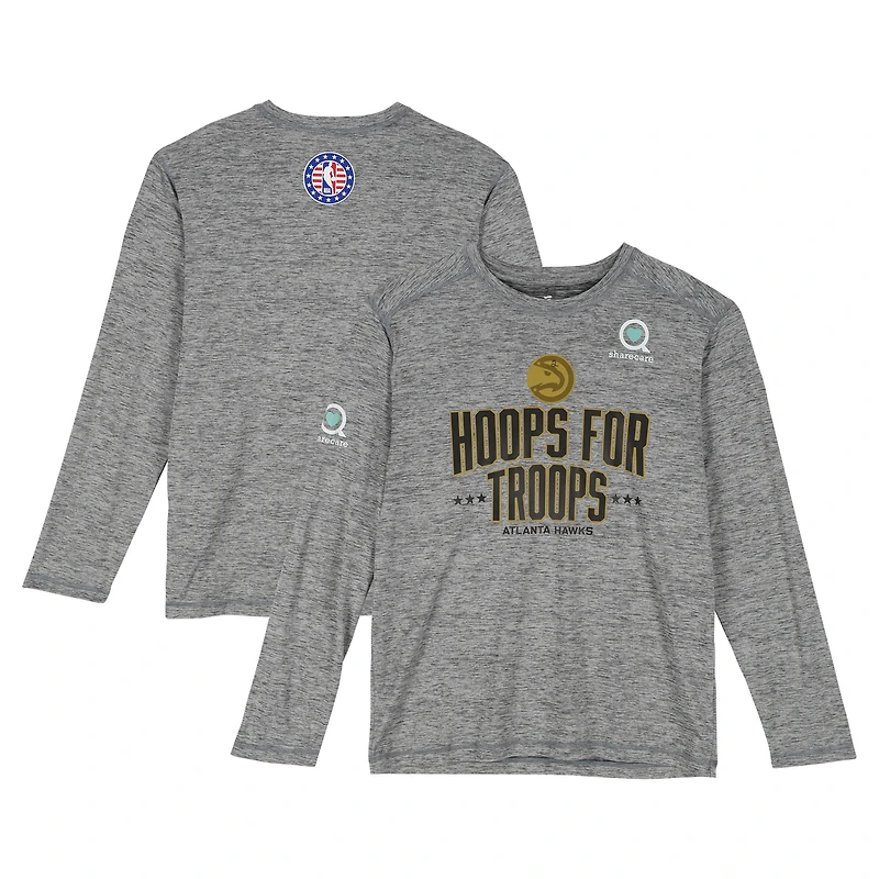 T-shirt à manches longues gris « Hoops For Troops » des Atlanta Hawks, saison NBA 2025-2026.