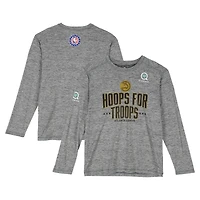 T-shirt à manches longues gris « Hoops For Troops » des Atlanta Hawks, saison NBA 2025-2026.