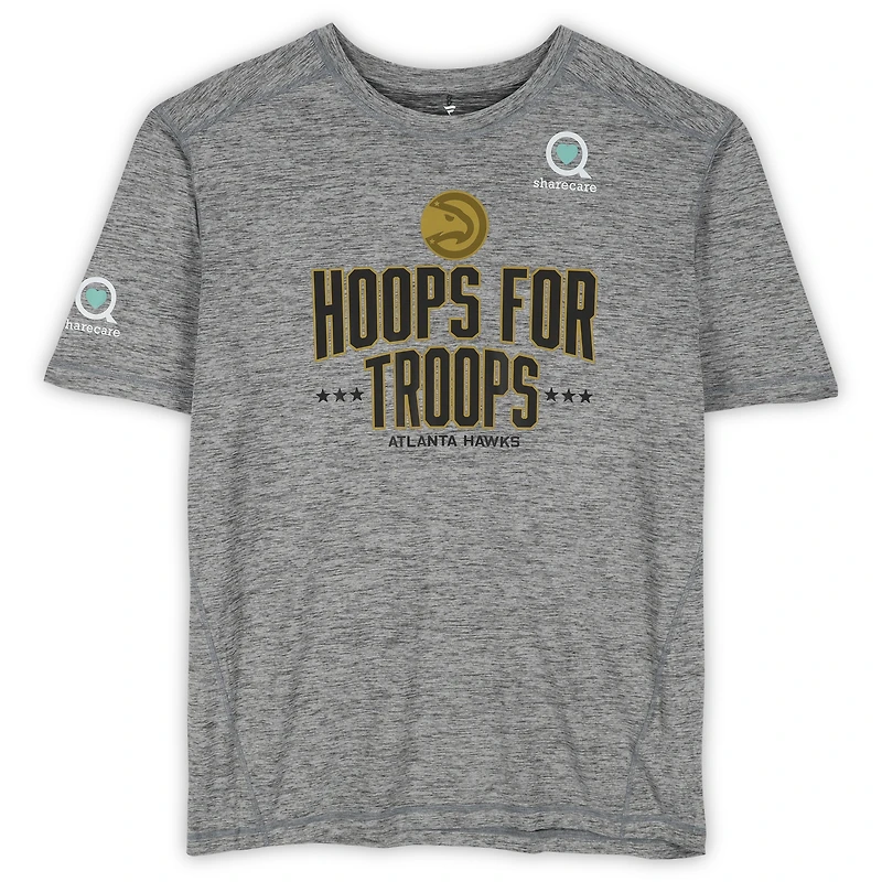 T-shirt gris officiel des Atlanta Hawks « Hoops For Troops » pour la saison NBA 2025-2026 - Taille 2XL