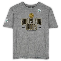 T-shirt gris officiel des Atlanta Hawks « Hoops For Troops » pour la saison NBA 2025-2026 - Taille 2XL