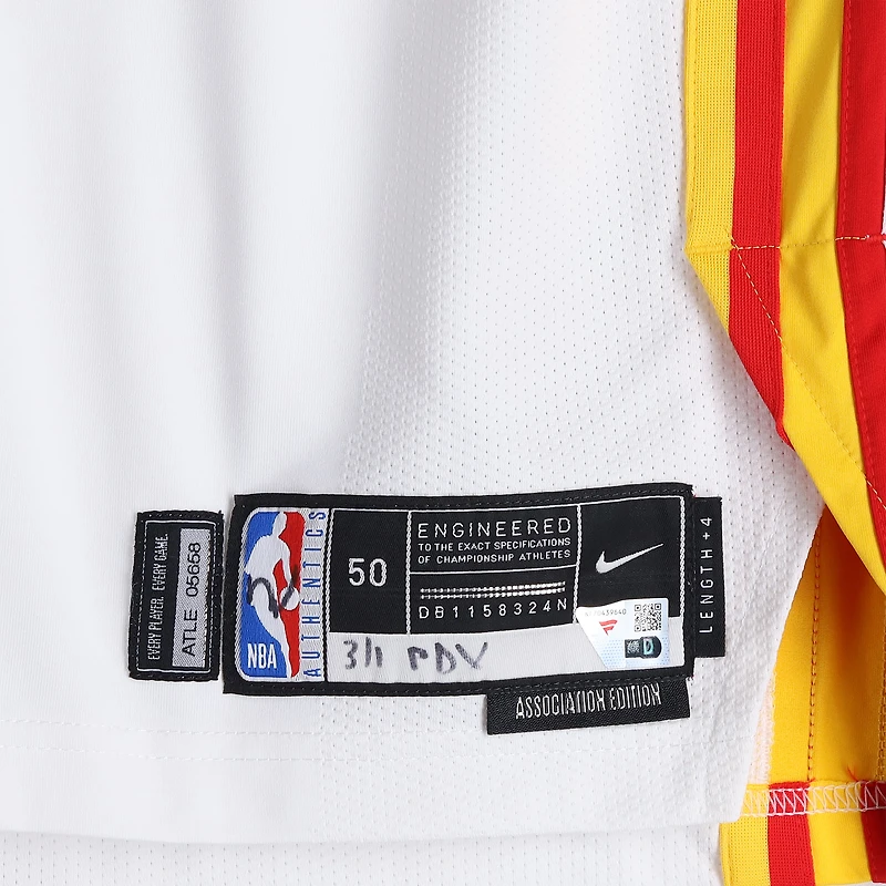 Maillot blanc Nike porté par Caleb Houston (Atlanta Hawks) n° 33 lors du match contre les Portland Trail Blazers le 1er mars 2026 - Taille 50+4