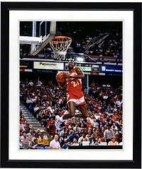 Photo dédicacée de Dominique Wilkins (Atlanta Hawks) - Concours de dunks de 1988 - 40,6 x 50,8 cm (16 x 20 pouces) - Dunk inversé à deux mains