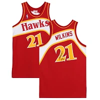 Maillot authentique autographié par Dominique Wilkins Atlanta Hawks avec logo rouge Mitchell et Ness 1986 Hardwood Classic avec inscription « HOF 15 »