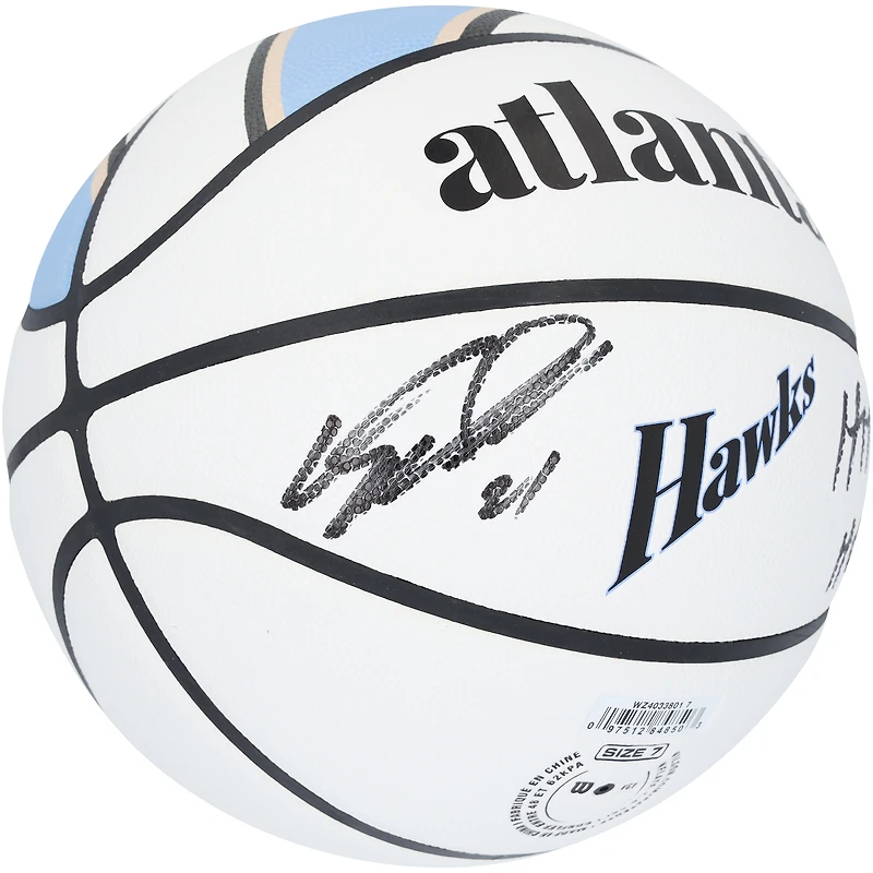 Ballon de basket-ball collector Wilson City Edition 2024-25 autographié par Dominique Wilkins des Atlanta Hawks, avec inscriptions « HHF » et « HOF 06 ».