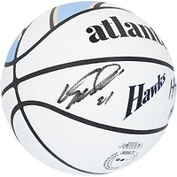 Ballon de basket-ball collector Wilson City Edition 2024-25 autographié par Dominique Wilkins des Atlanta Hawks, avec inscriptions « HHF » et « HOF 06 ».