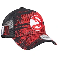 Casquette ajustable New Era noire/rouge pour homme Atlanta Hawks Tip Off A-Frame Trucker 9FORTY