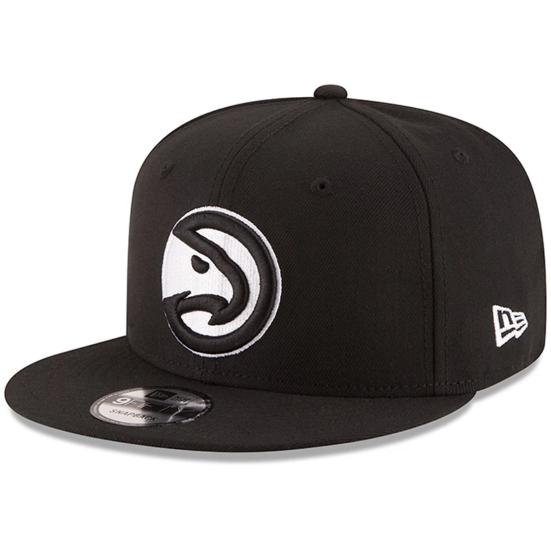 Casquette New Era Atlanta Hawks noire à logo noir et blanc pour homme, modèle 9FIFTY à fermeture ajustable.