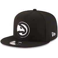 Casquette New Era Atlanta Hawks noire à logo noir et blanc pour homme, modèle 9FIFTY à fermeture ajustable.