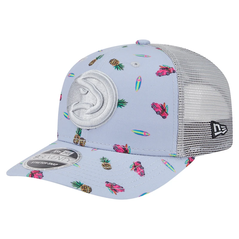 Casquette extensible à bouton-pression New Era bleu clair/gris Atlanta Hawks Adventure Aloha Pattern 9SEVENTY pour homme