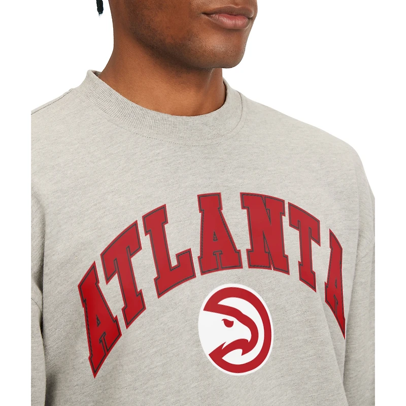 Sweat-shirt Tommy Jeans gris pour homme, modèle James Patch des Atlanta Hawks.