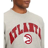 Sweat-shirt Tommy Jeans gris pour homme, modèle James Patch des Atlanta Hawks.