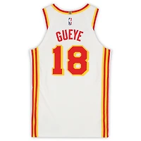Maillot blanc Nike porté par Mouhamed Gueye (Atlanta Hawks) lors du match n° 18 contre les New York Knicks le 30 avril 2026 - Taille 48+4