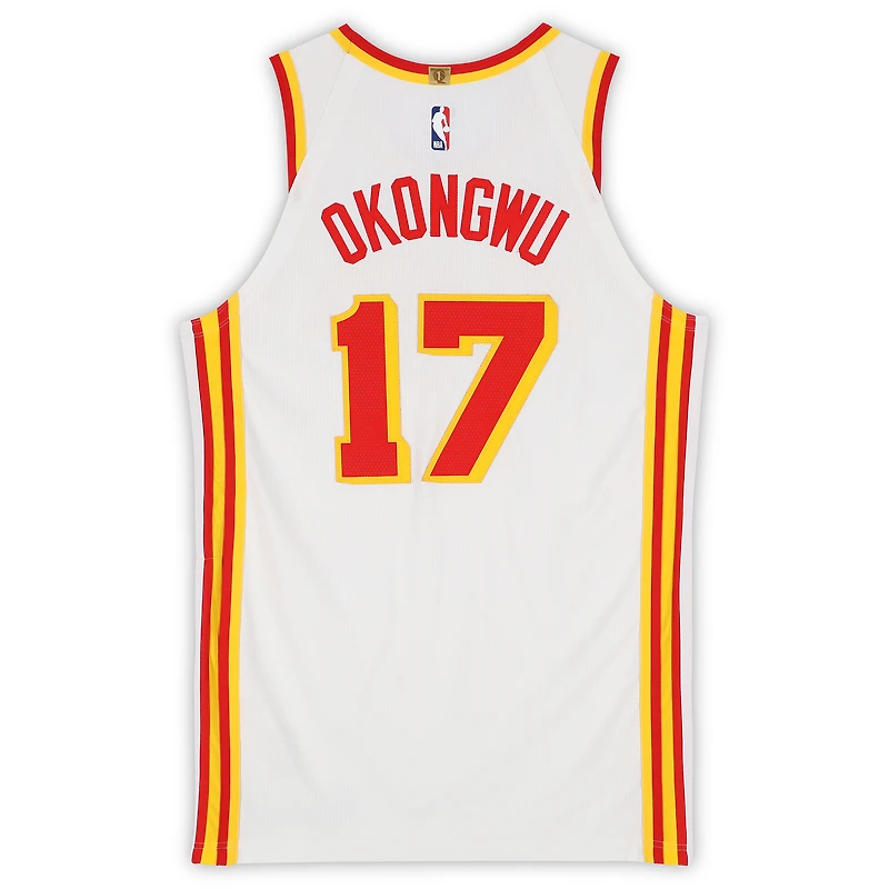 Maillot blanc Nike n° 17 porté par Onyeka Okongwu (Atlanta Hawks) lors des matchs contre les New York Knicks les 25 et 30 avril 2026 - Taille 50+4