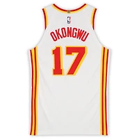Maillot blanc Nike n° 17 porté par Onyeka Okongwu (Atlanta Hawks) lors des matchs contre les New York Knicks les 25 et 30 avril 2026 - Taille 50+4