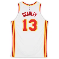 Maillot Nike blanc n° 13 porté par Tony Bradley (Atlanta Hawks) lors de la saison NBA 2025-2026 - Taille 54+4