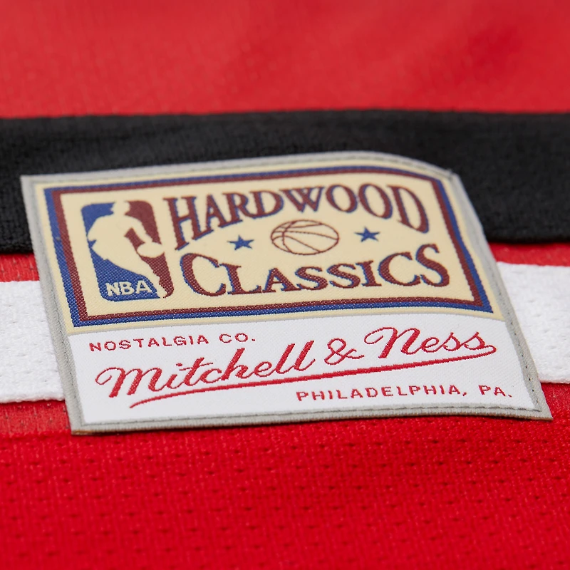 Maillot de hockey unisexe Mitchell & Ness Dikembe Mutombo rouge des Atlanta Hawks Maxxed Out Fashion