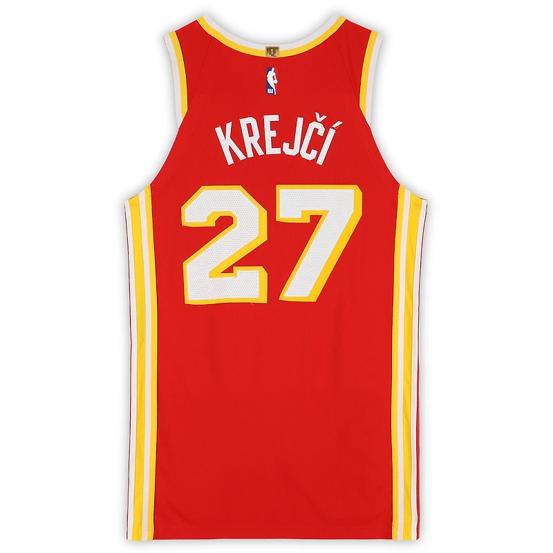 Maillot rouge Nike porté par Vit Krejci (Atlanta Hawks) n° 27 lors du match contre les Denver Nuggets le 5 décembre 2025 - Taille 48+4