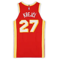 Maillot rouge Nike porté par Vit Krejci (Atlanta Hawks) n° 27 lors du match contre les Denver Nuggets le 5 décembre 2025 - Taille 48+4