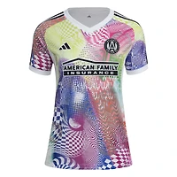 Haut d'avant-match adidas Atlanta United FC 2025 Pride blanc pour femme