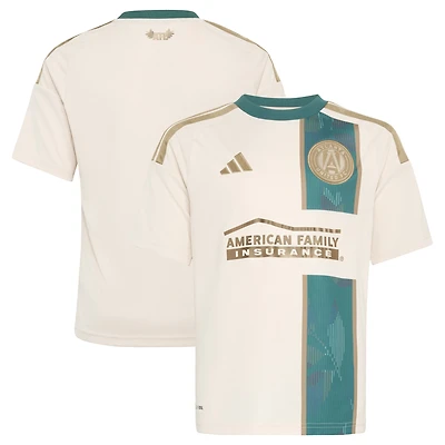 Maillot réplique adidas Atlanta United FC 2026 Spirit of ‘96 pour jeunes, couleur beige.