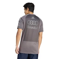 T-shirt adidas Climacool gris pour homme, réplique de l'écurie Audi F1, porté par un pilote.