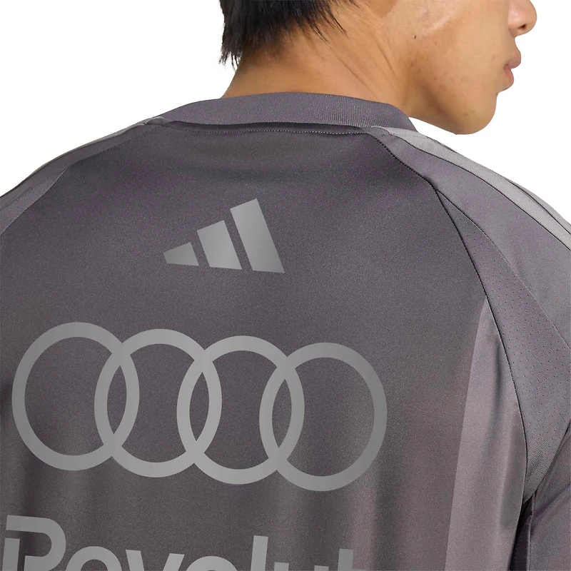 T-shirt adidas Climacool gris pour homme, réplique de l'écurie Audi F1, porté par un pilote.