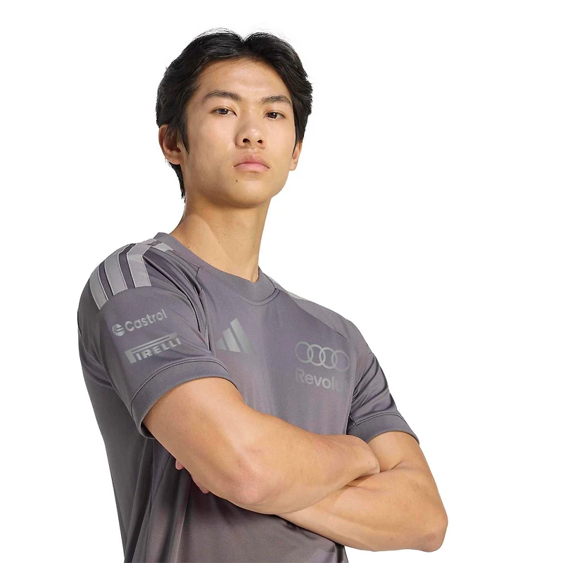 T-shirt adidas Climacool gris pour homme, réplique de l'écurie Audi F1, porté par un pilote.