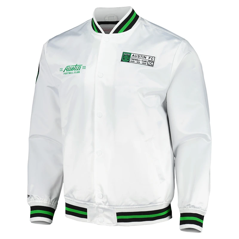 Veste en satin Mitchell & Ness blanche Austin FC City pour homme, fermeture à boutons-pression.