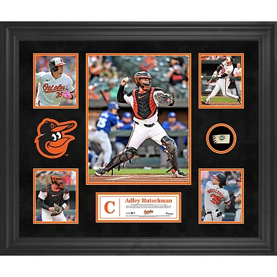 Collage encadré de 5 photos des Orioles de Baltimore d'Adley Rutschman avec un morceau de ballon utilisé lors du match