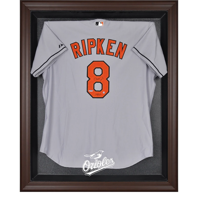 Vitrine de présentation avec logo encadré marron des Orioles de Baltimore