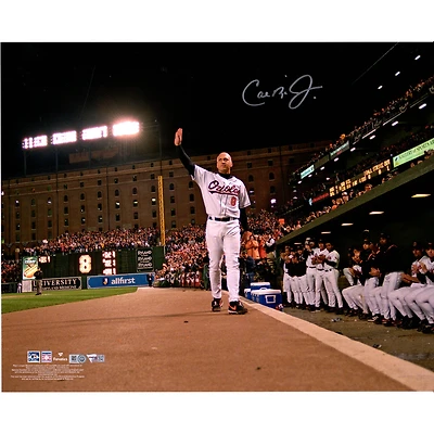 Photographie autographiée de 16" x 20" de Cal Ripken Jr. lors du dernier match des Orioles de Baltimore