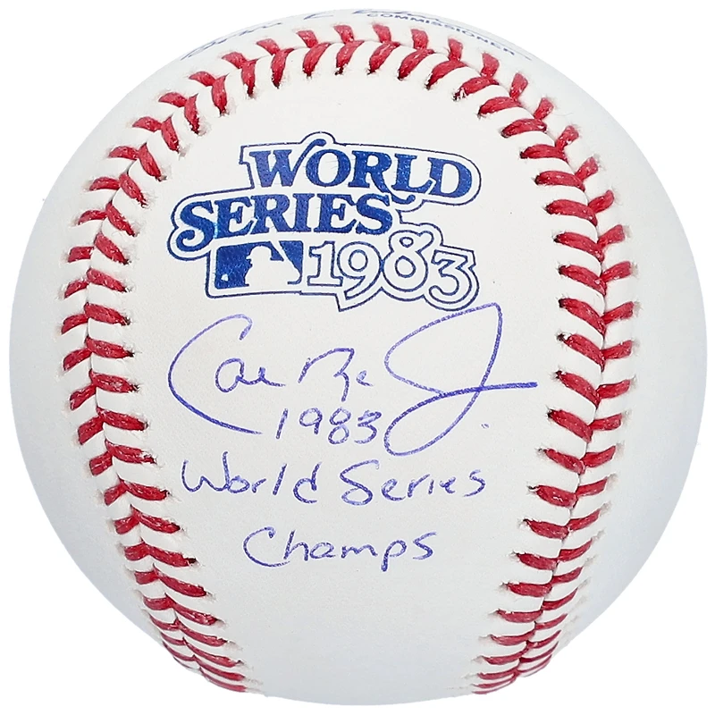 Balle de baseball autographiée par Cal Ripken Jr. des Orioles de Baltimore, arborant le logo des Séries mondiales de 1983 et portant l'inscription « Champions des Séries mondiales de 1983 ».