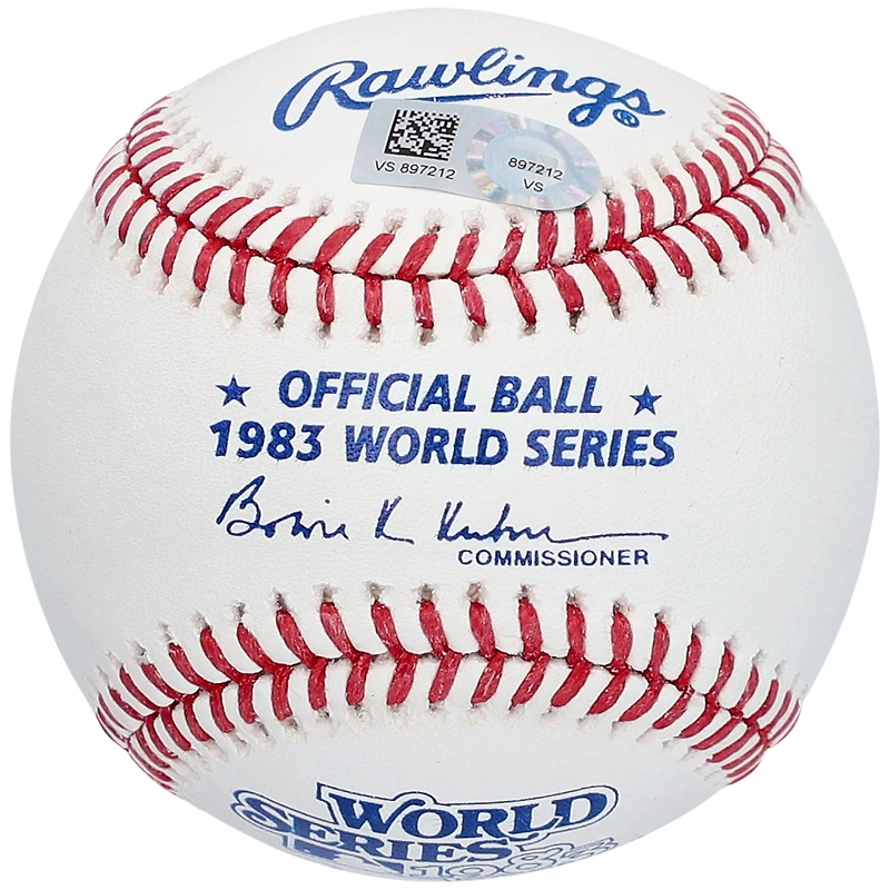 Balle de baseball autographiée par Cal Ripken Jr. des Orioles de Baltimore, arborant le logo des Séries mondiales de 1983 et portant l'inscription « Champions des Séries mondiales de 1983 ».