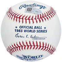 Balle de baseball autographiée par Cal Ripken Jr. des Orioles de Baltimore, arborant le logo des Séries mondiales de 1983 et portant l'inscription « Champions des Séries mondiales de 1983 ».