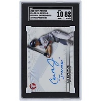 V106832 Oriole Cal Ripken Jr. Baltimore Orioles Autographié 2023 Topps Pristine Personal Endorsement Autograph #PEA-CR #47/50 SGC Authentifié 8/10 Carte avec inscription « Ironman » Cal Ripken Jr. AUT TPP TRADING CARDS 45853 AUTTRC CA01B02129 #3