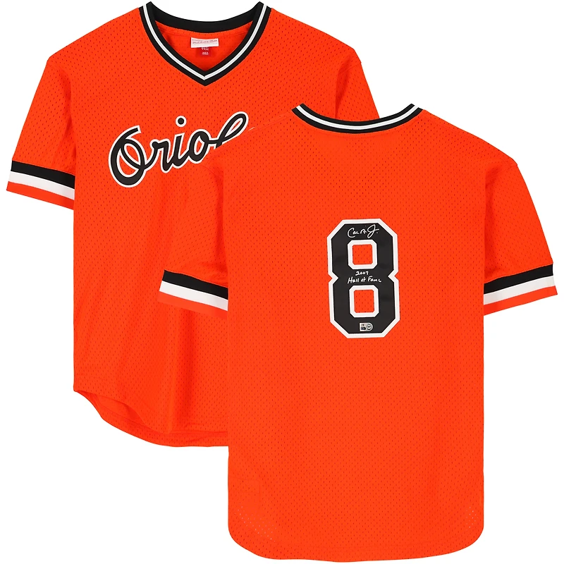 Maillot d'entraînement au bâton autographié par Cal Ripken Jr. Baltimore Orioles, réplique orange Mitchell & Ness, avec inscription « 2007 Hall of Fame »