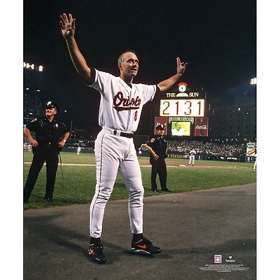 Cal Ripken Jr., joueur non signé des Orioles de Baltimore, remercie les fans pour avoir participé à son 2131e match consécutif en MLB