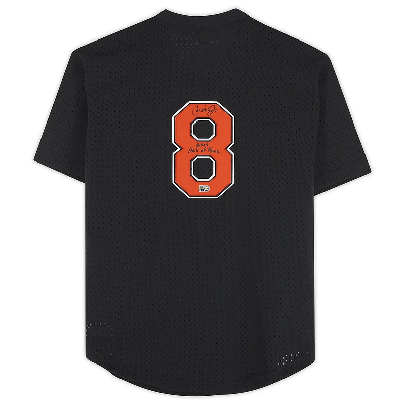 Maillot réplique autographié Mitchell & Ness des Baltimore Orioles par Cal Ripken Jr. avec inscription « 2007 Hall of Fame »