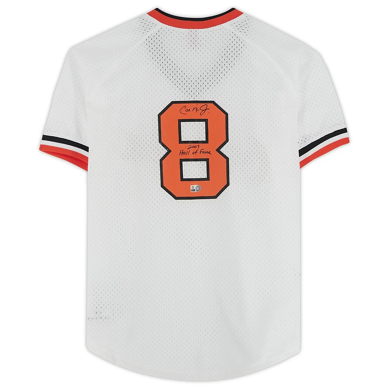 Maillot réplique Mitchell & Ness blanc des Orioles de Baltimore, autographié par Cal Ripken Jr., avec inscription « Temple de la renommée 2007 ».