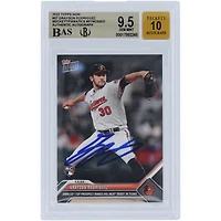 Grayson Rodriguez Baltimore Orioles a autographié la carte Topps 2023 de Beckett, numéro 57, pour ses débuts en MLB. Les fanatiques ont été témoins d'une carte recrue authentifiée de 9,5/10.
